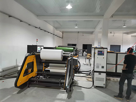 Una empresa de envasado de alimentos en Uzbekistán elige una máquina de recubrimiento y laminado con cera